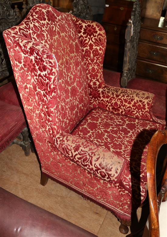 Upholstered wing armchair(-)